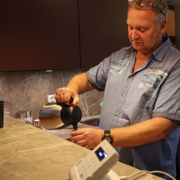 Man schenkt koffie