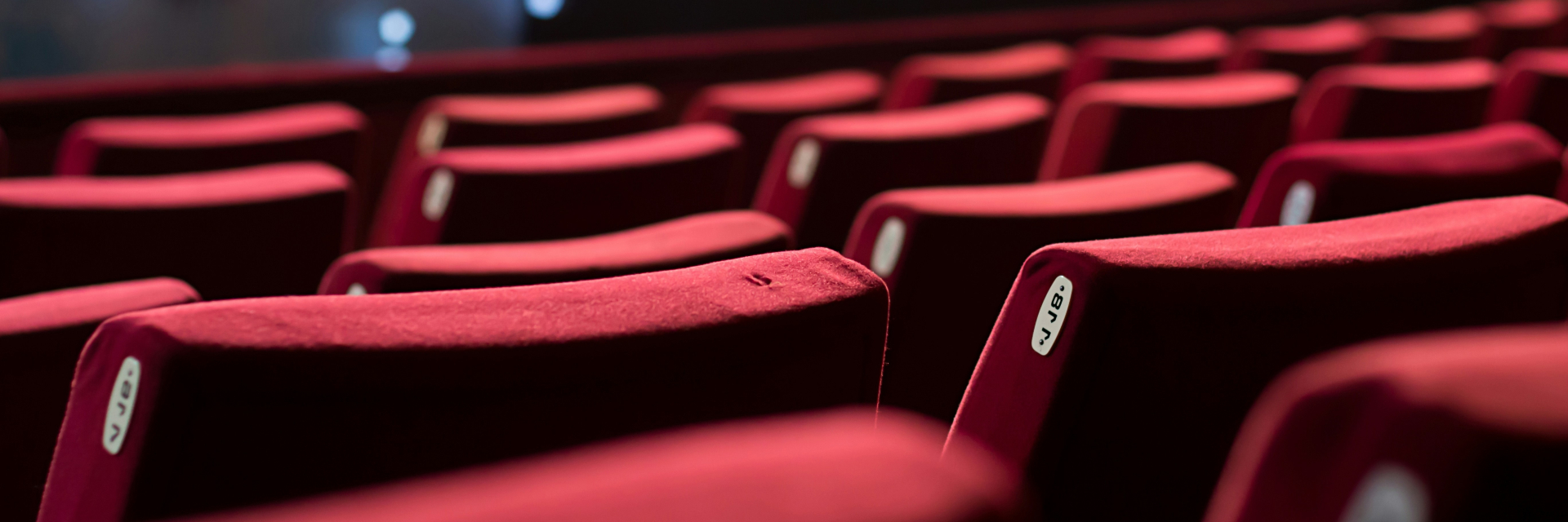 Zaal met rode stoelen